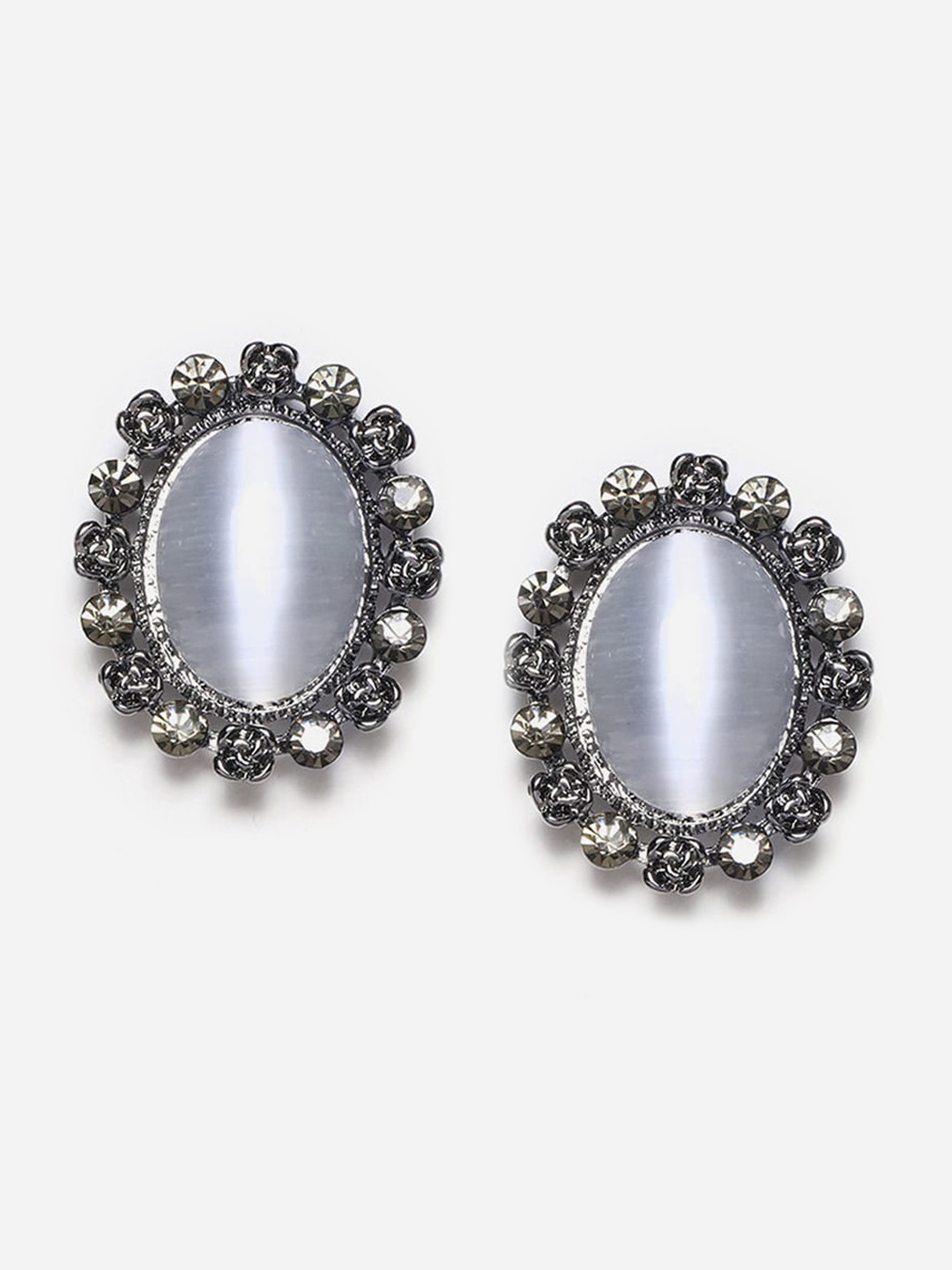 

W Black Oval Studs Earrings