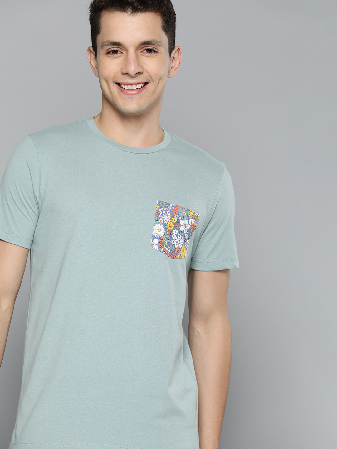 

Mast & Harbour Men Green Solid T-shirt