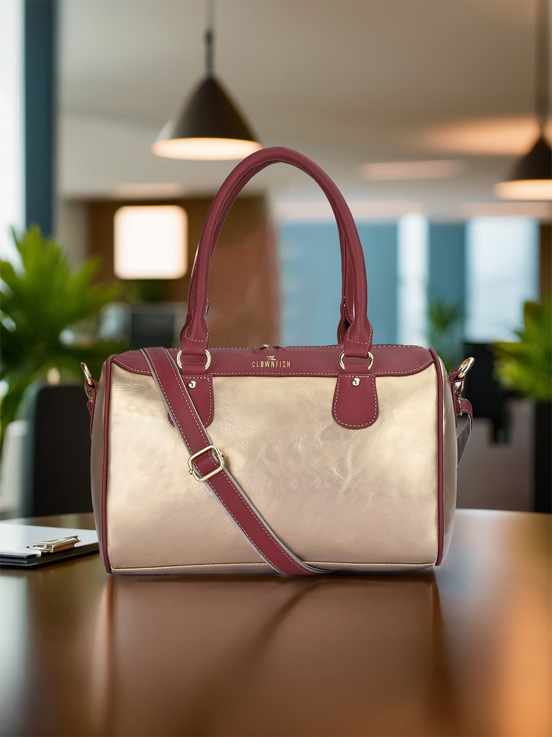 

THE CLOWNFISH Women Gold-Toned Colourblocked Leather Structured Handheld Bag