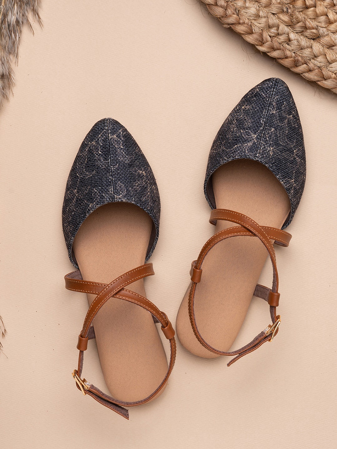 

ZOUK Women Black Gladiator Flats