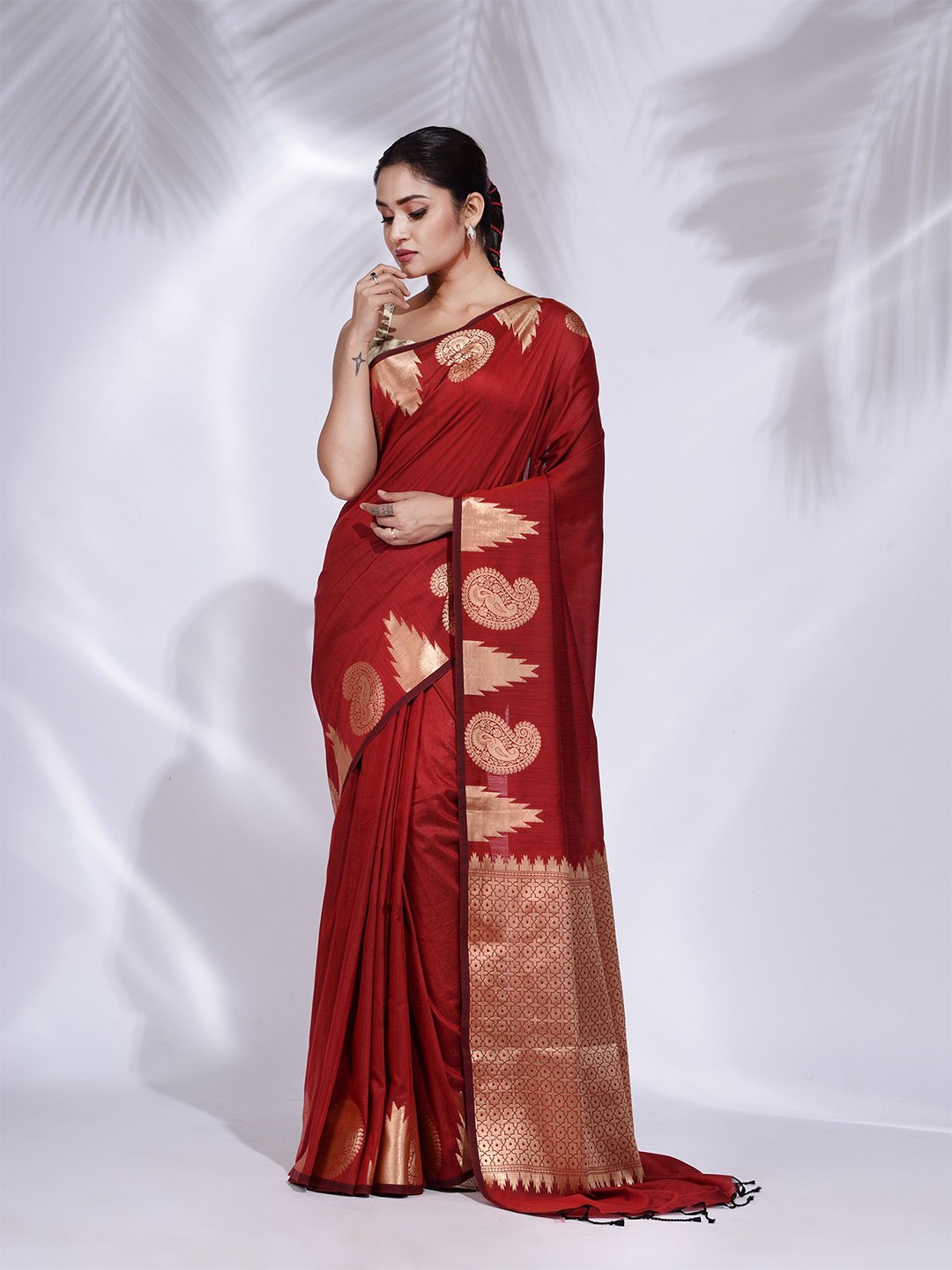 

Charukriti Red & Gold-Toned Woven Design Pure Silk Saree