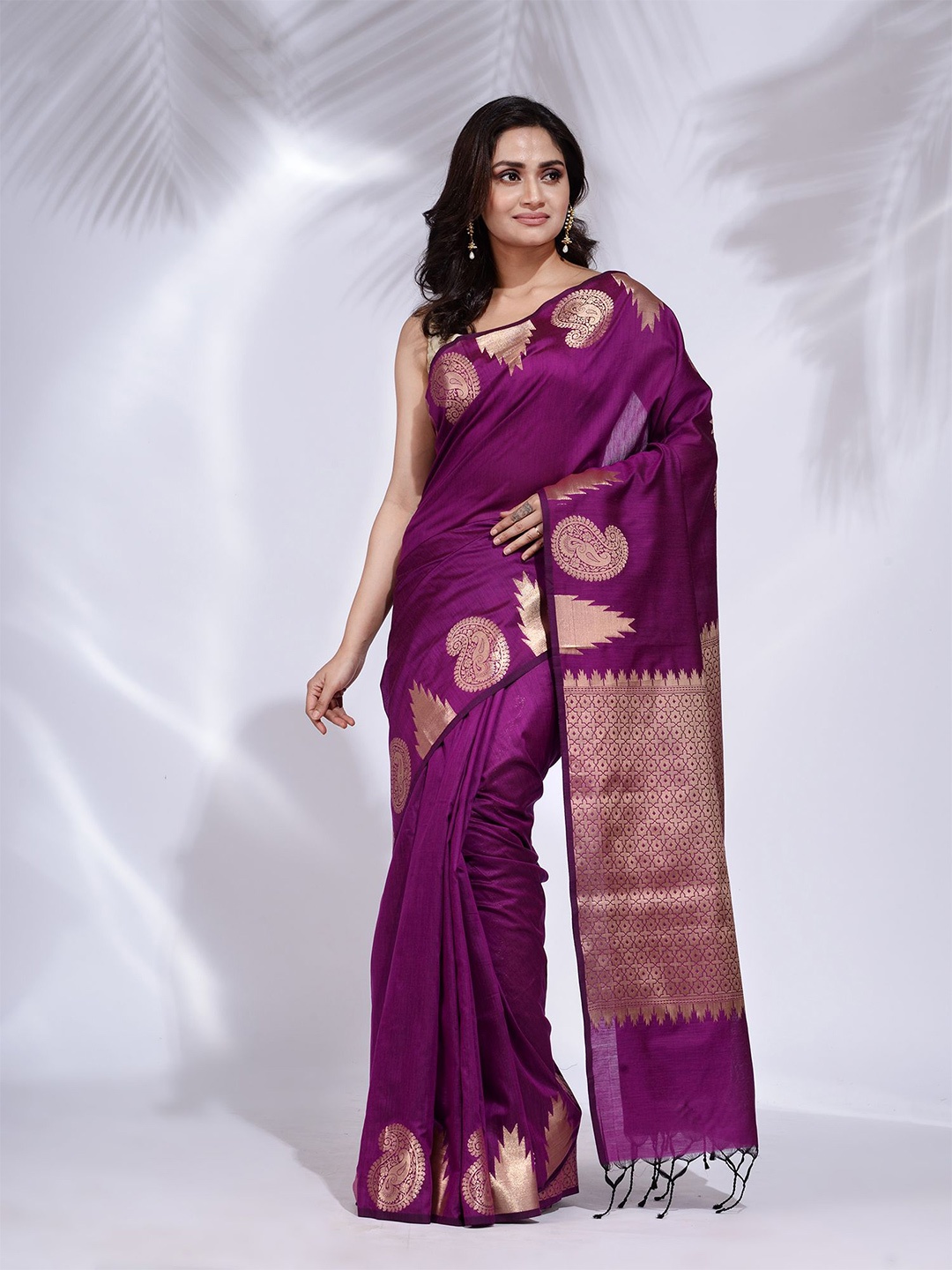 

Charukriti Women Purple & Gold-Toned Paisley Zari Pure Silk Saree