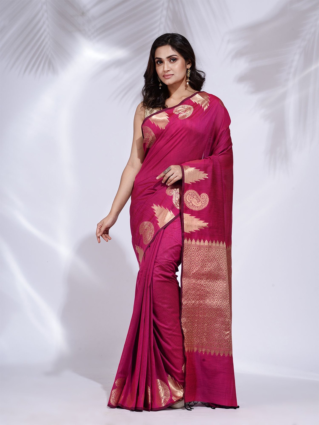 

Charukriti Women Fuchsia & Gold-Toned Woven Design Pure Silk Saree