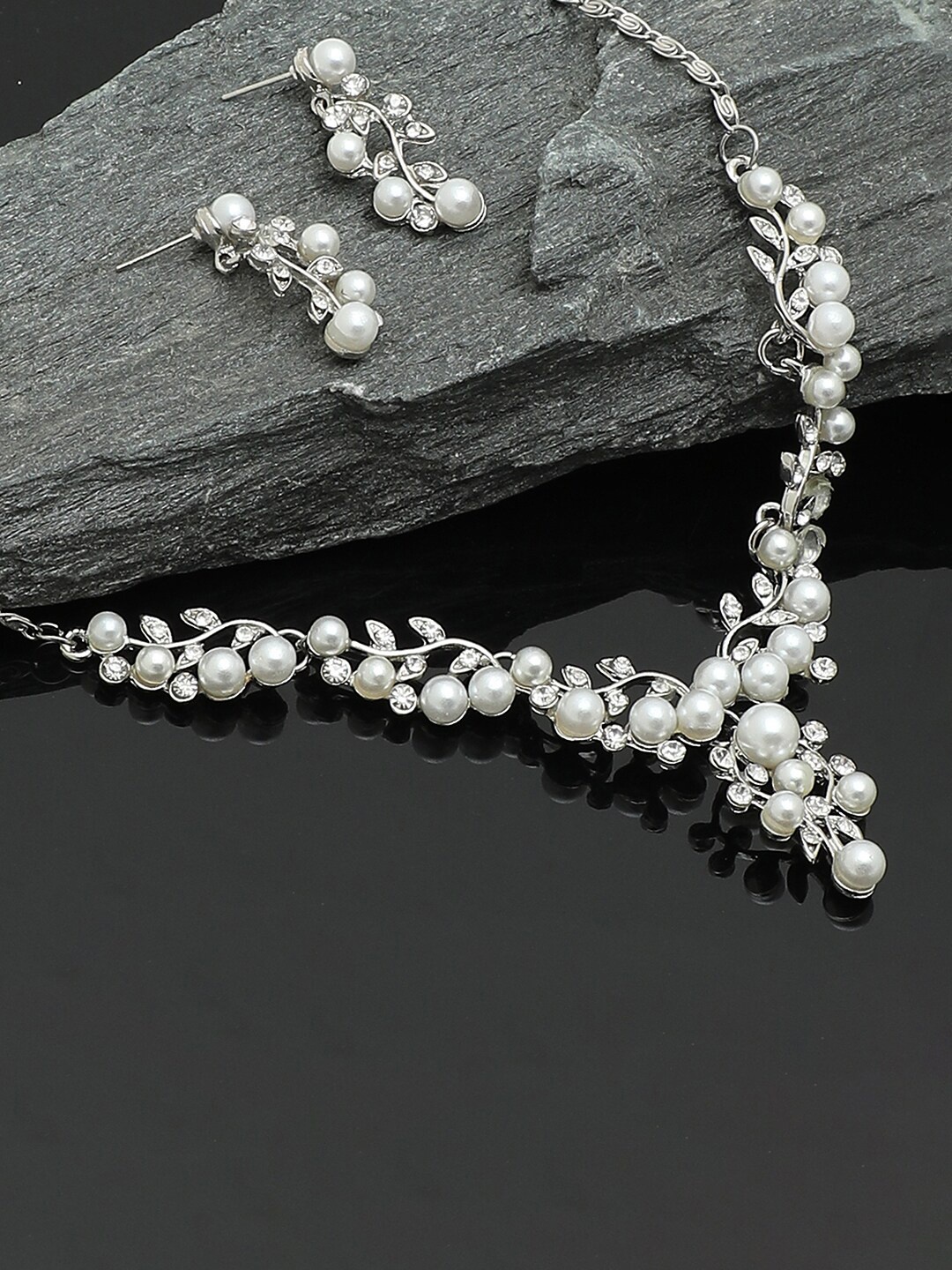 

SOHI Silver-Studded Stone Studded & Pearl-Beaded Jewellery Set