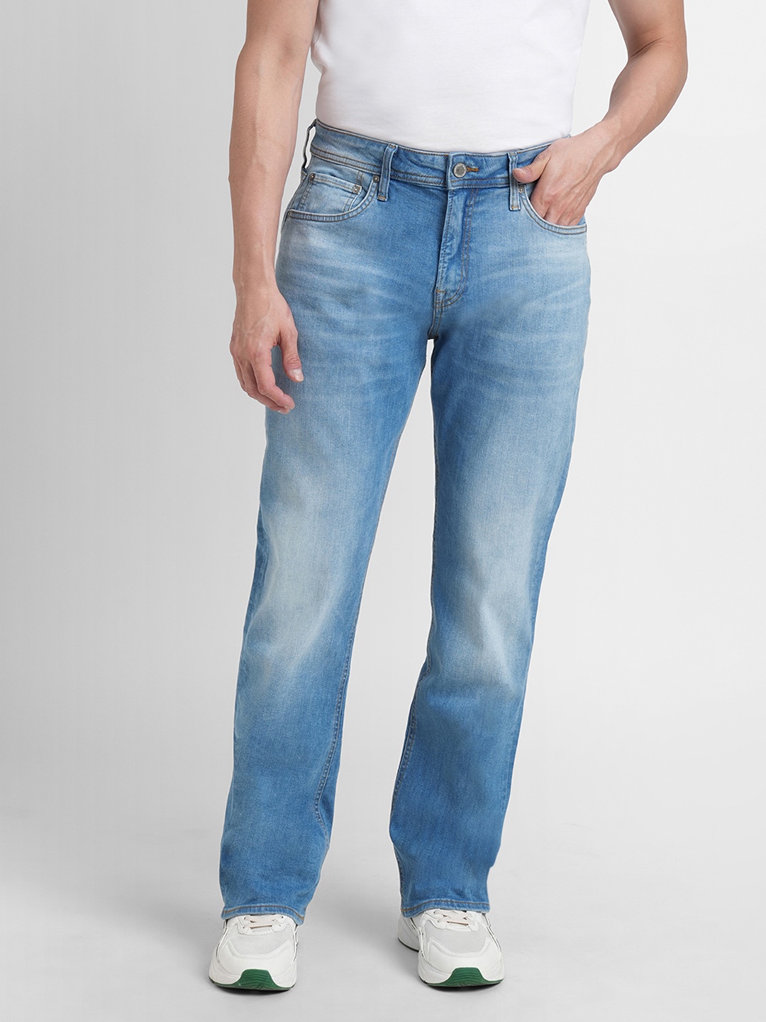 

Jack & Jones Men Blue Bootcut Low-Rise Light Fade Stretchable Jeans