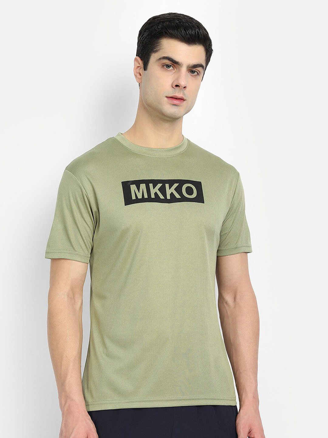 

MKKO Men Olive Green Typography Printed Slim Fit T-shirt