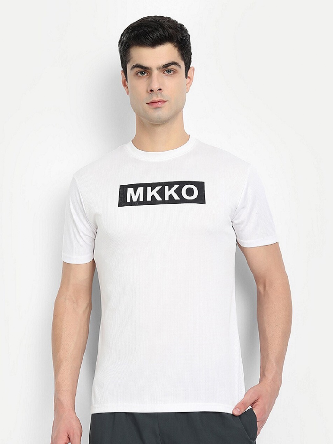 

MKKO Men White Printed Round Neck Slim Fit Sports T-shirt
