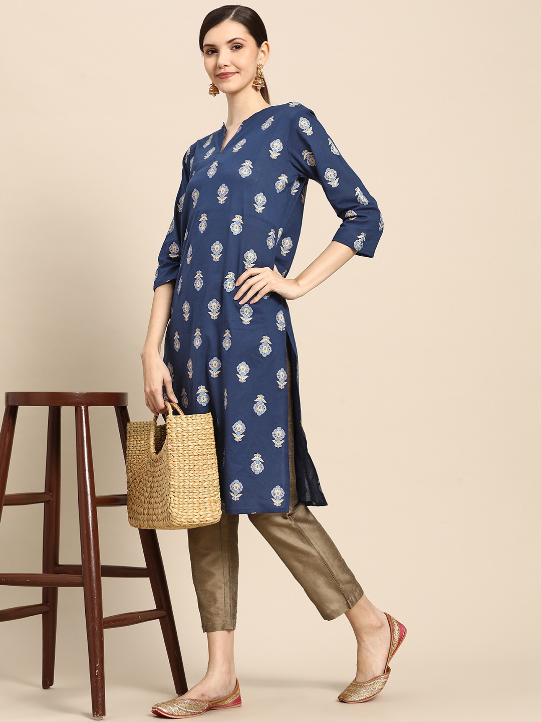 

Sangria Women Navy Blue & Green Floral Printed Straight Kurta