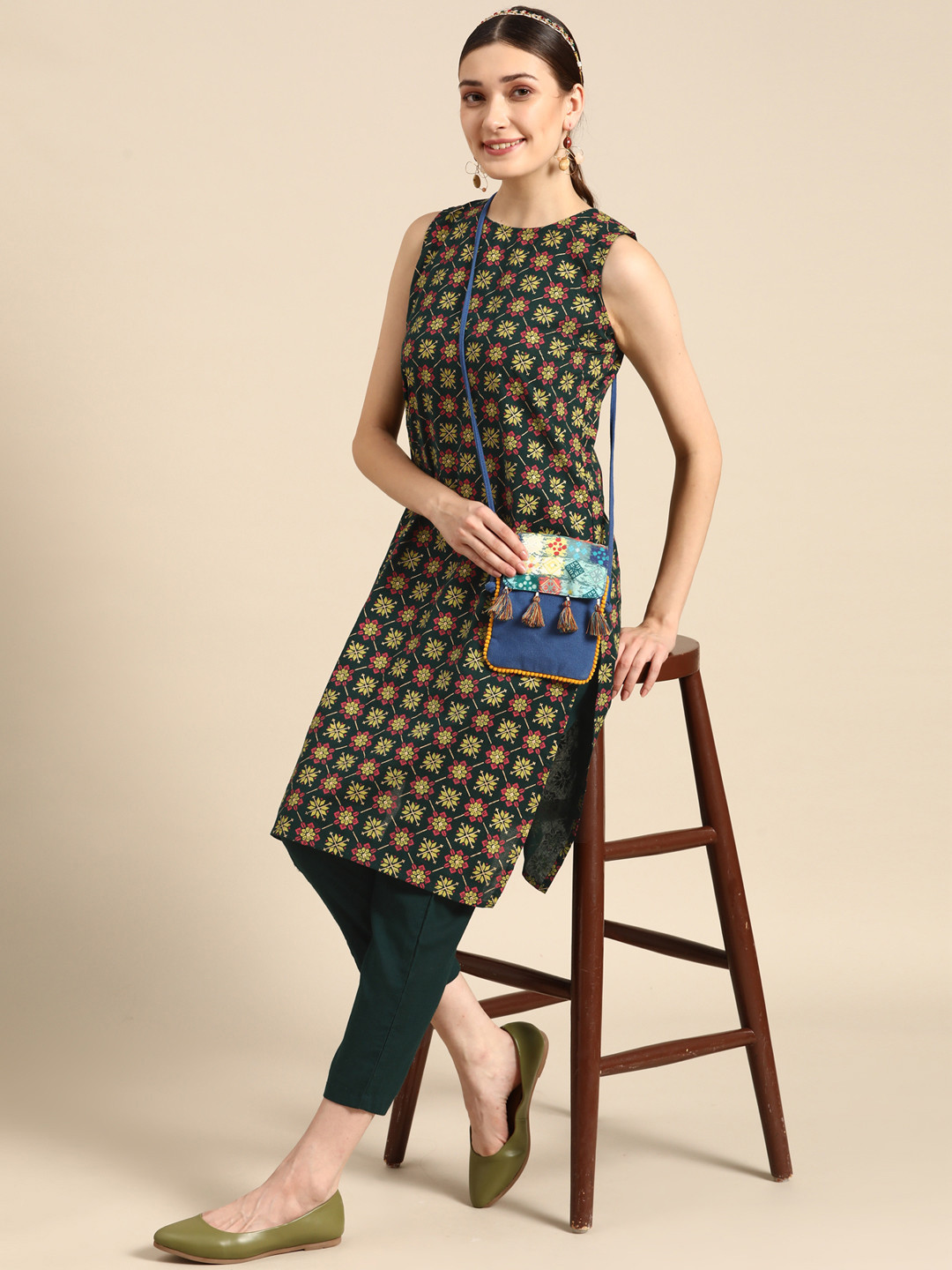 

Sangria Women Green Floral Printed Pure Cotton Kurta with Trousers