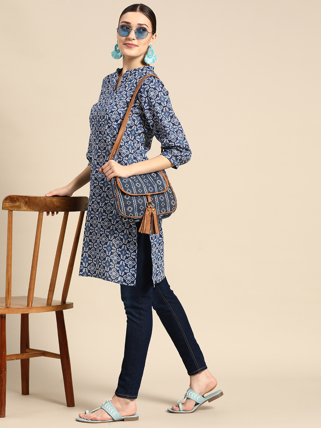 

Sangria Women Blue & White Pure Cotton Ethnic Motifs Printed Puff Sleeves Kurta