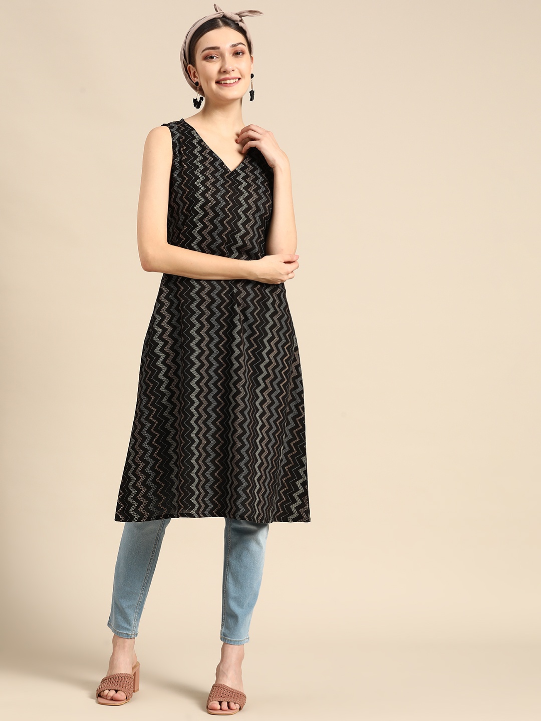 

Sangria Women Black & White Pure Cotton Chevron Printed Sleeveless A-Line Kurta
