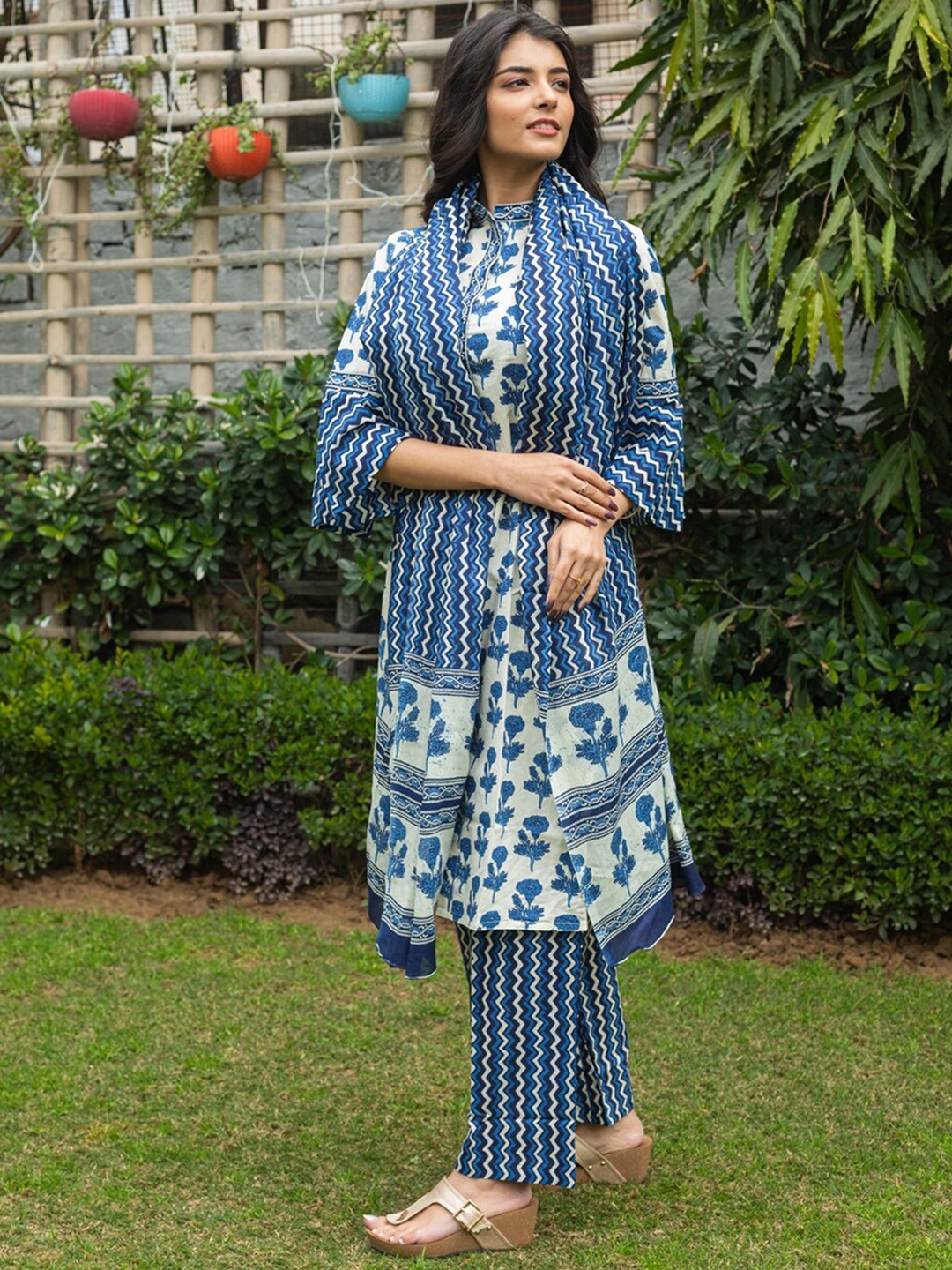 

SVARCHI Women White Floral Printed Pure Cotton Kurta with Trousers & Dupatta