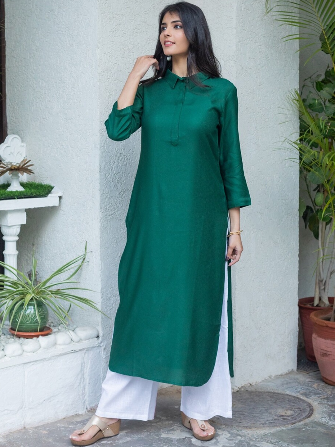 

SVARCHI Women Green Rayon Blend Solid Straight Kurta