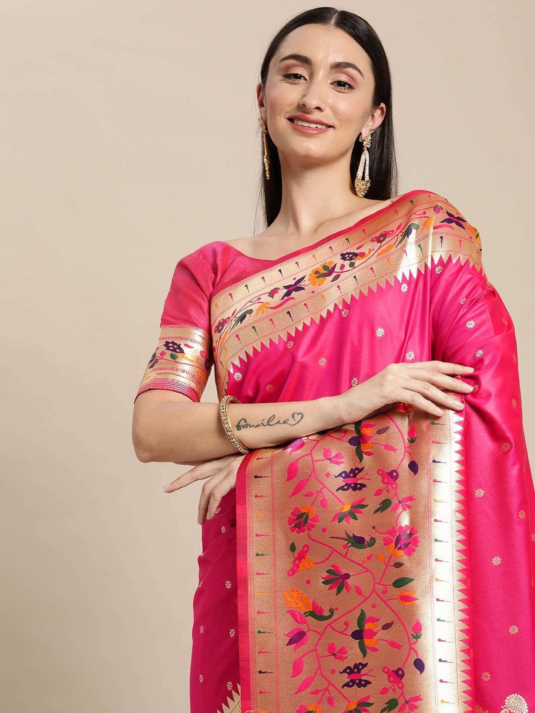 

VRSALES Magenta & Gold-Toned Woven Design Zari Silk Blend Banarasi Saree