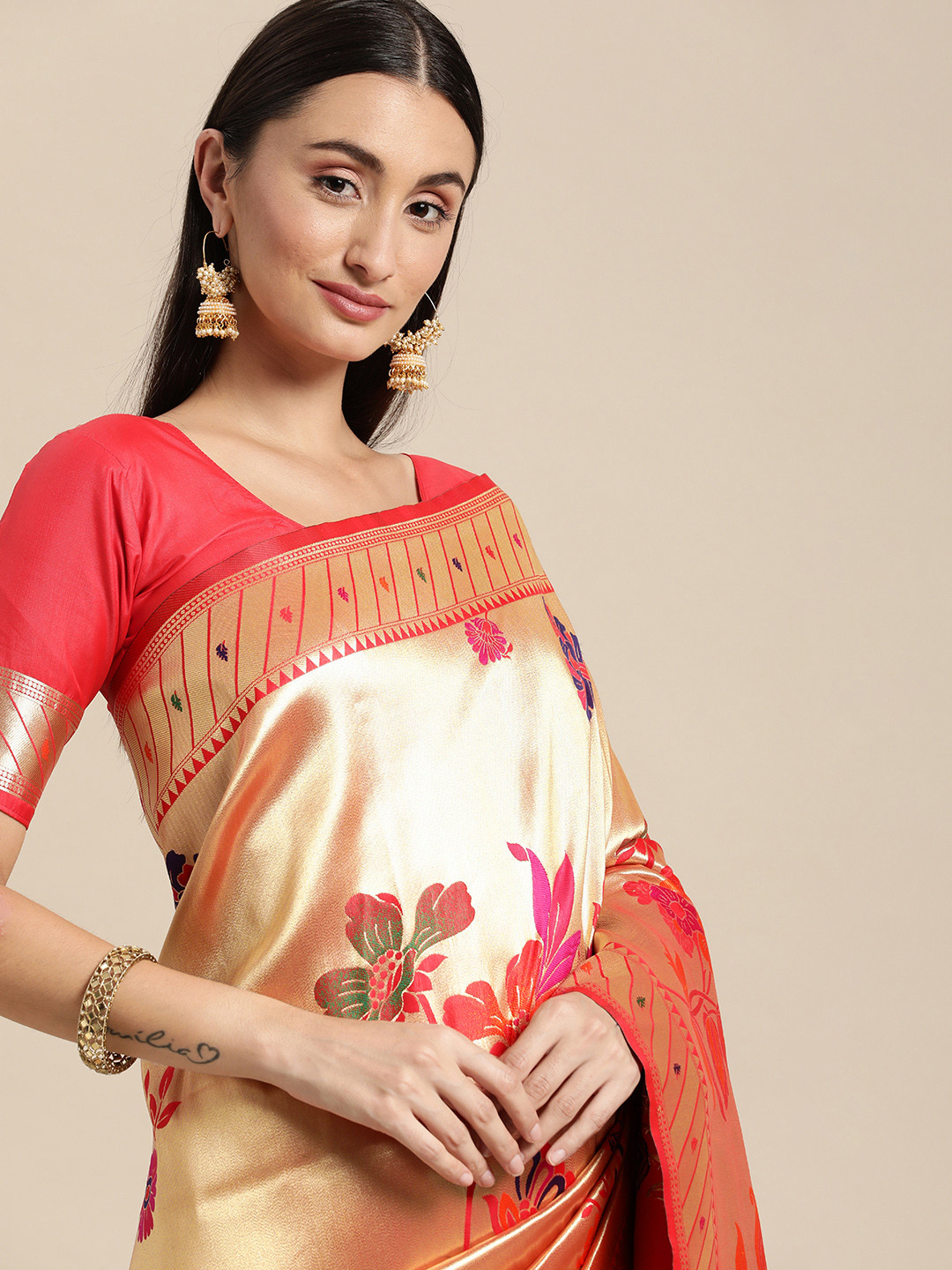 

VRSALES Gold-Toned & Red Floral Silk Blend Banarasi Saree