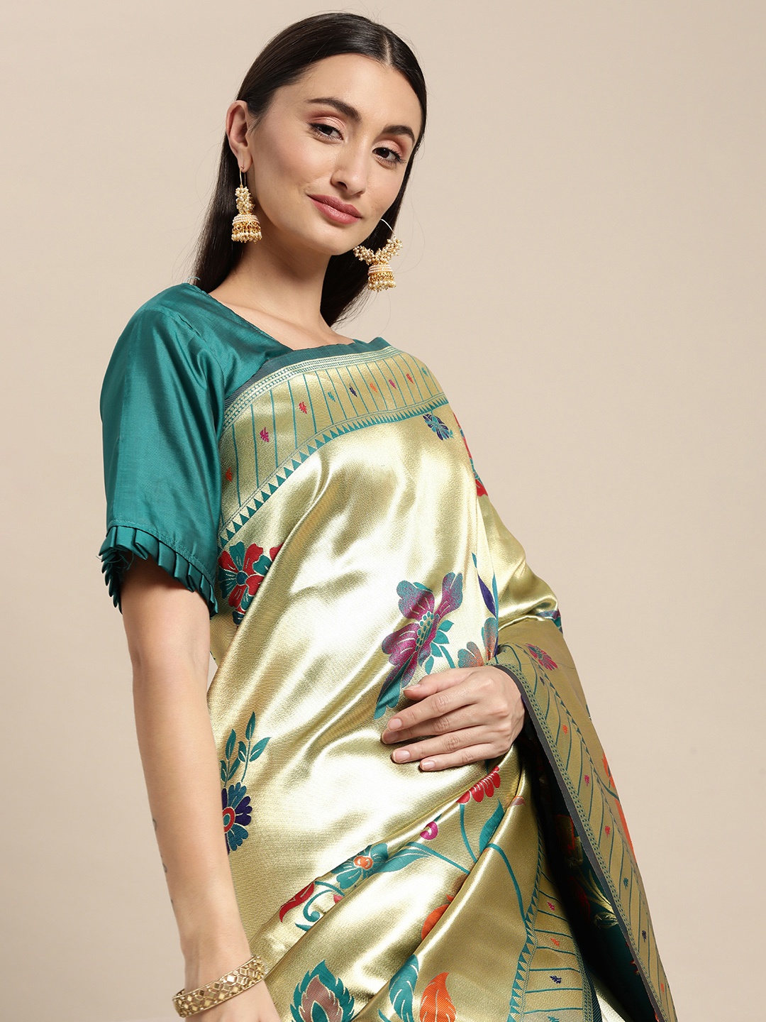 

VRSALES Gold-Toned & Green Floral Silk Blend Banarasi Saree