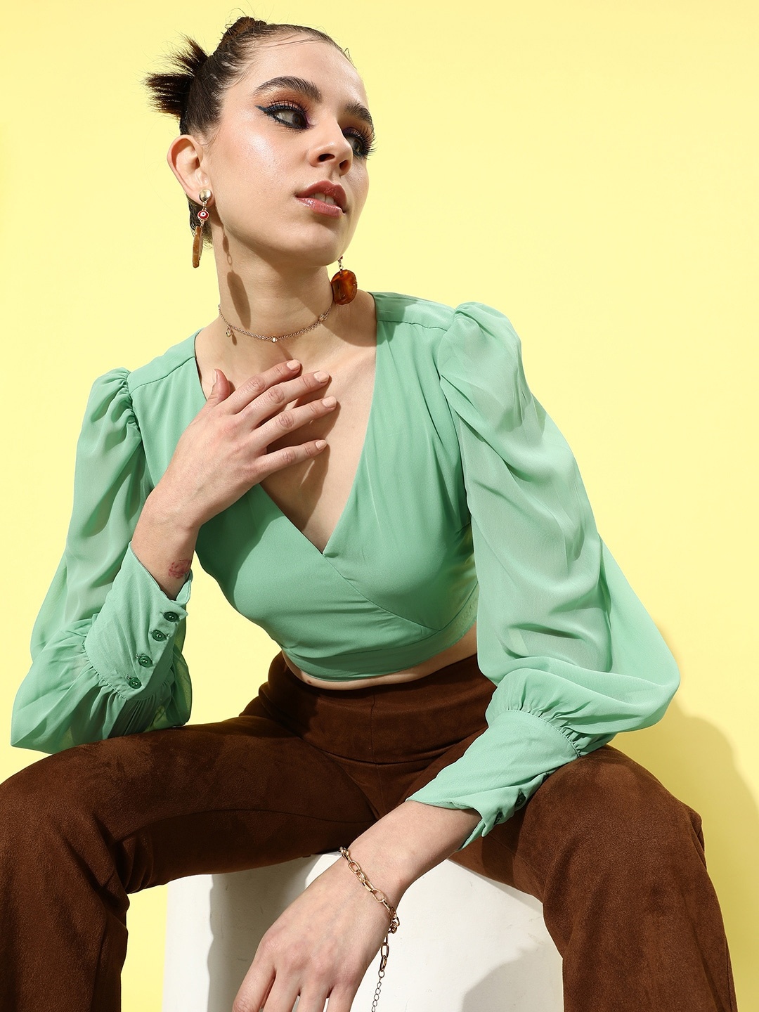 

DressBerry Cool Green Retro Optimism Twists & knots Smocked Crop Top