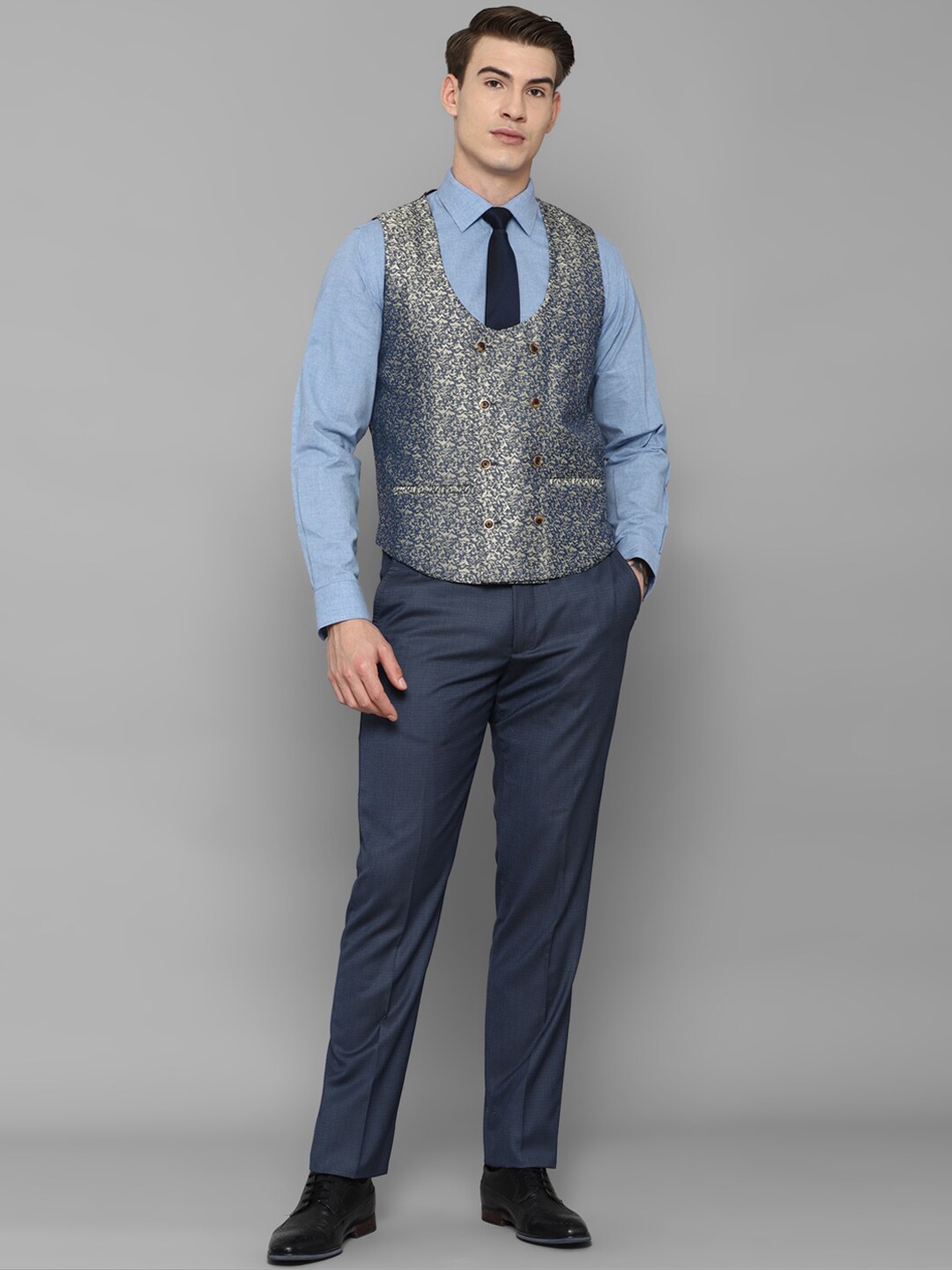 

Louis Philippe Men Navy Blue Solid Single Breasted Slim-Fit 3-Piece Suits