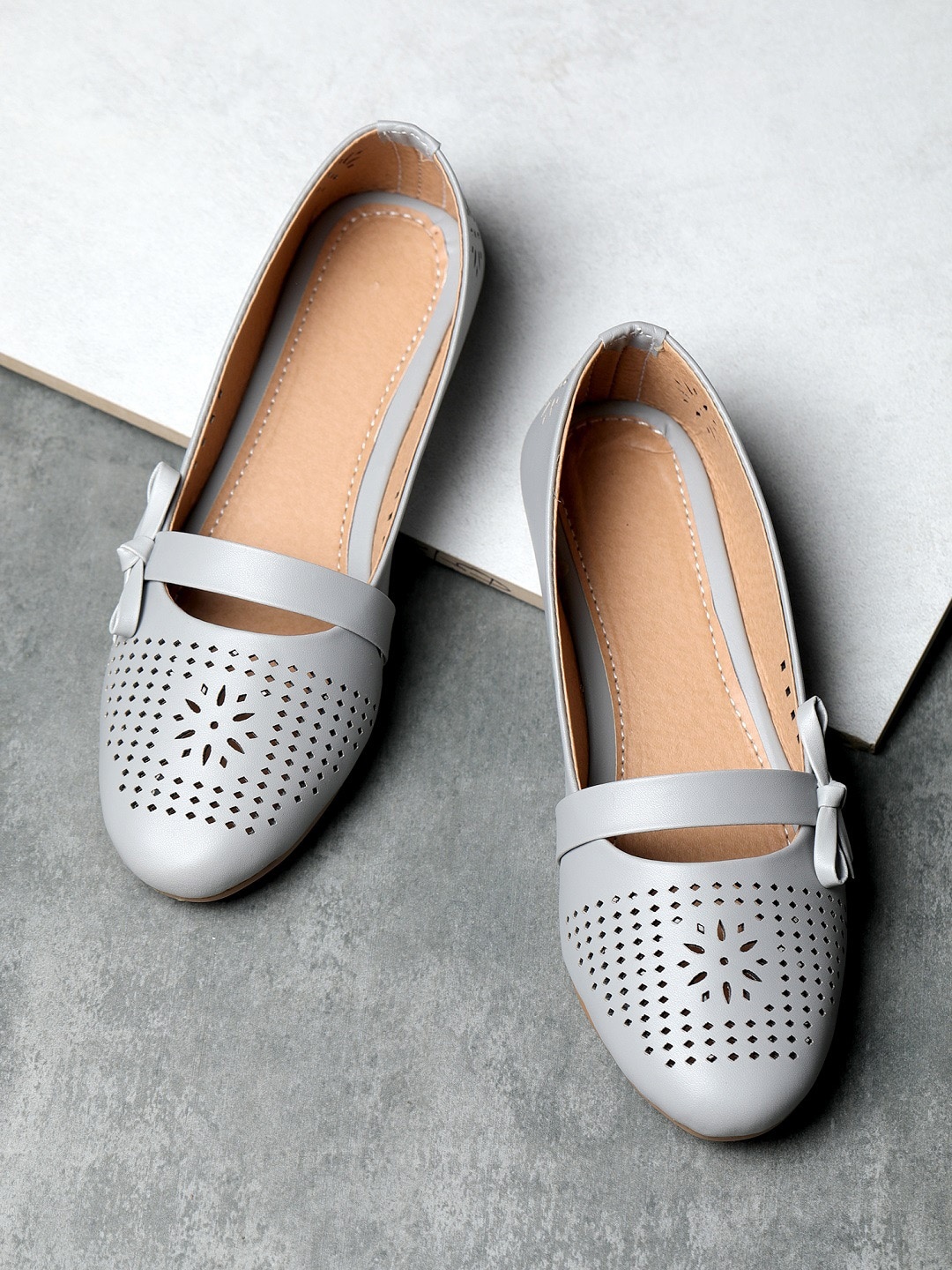 

WOMENS BERRY Women Grey Laser Cuts Flats