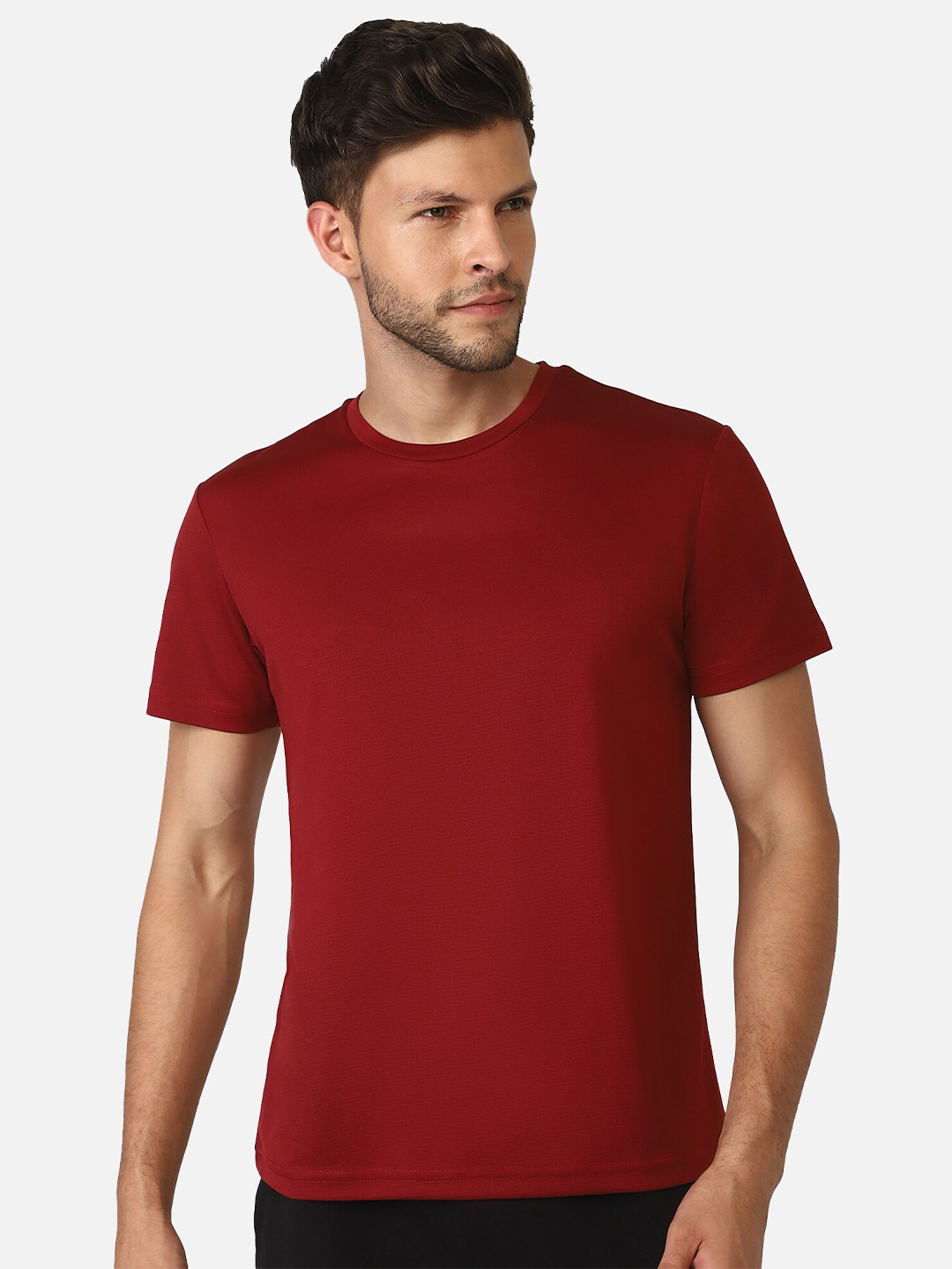 

hummel Men Maroon Solid Regular Fit T-Shirt