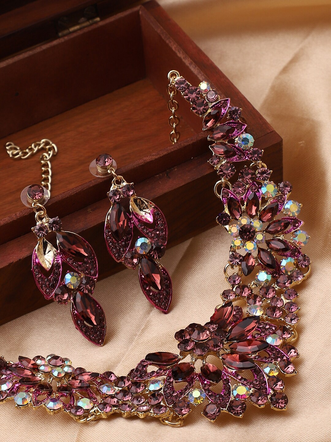 

SOHI Gold-Plated Gold-Toned Maroon Stone Studded Jewellery Set