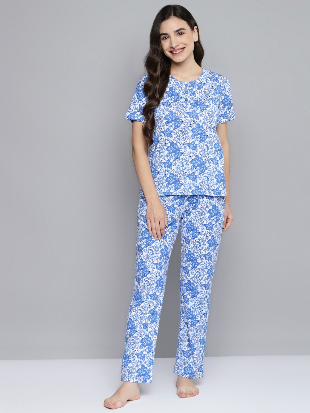 

VividArtsy Women White & Blue Printed Night suit