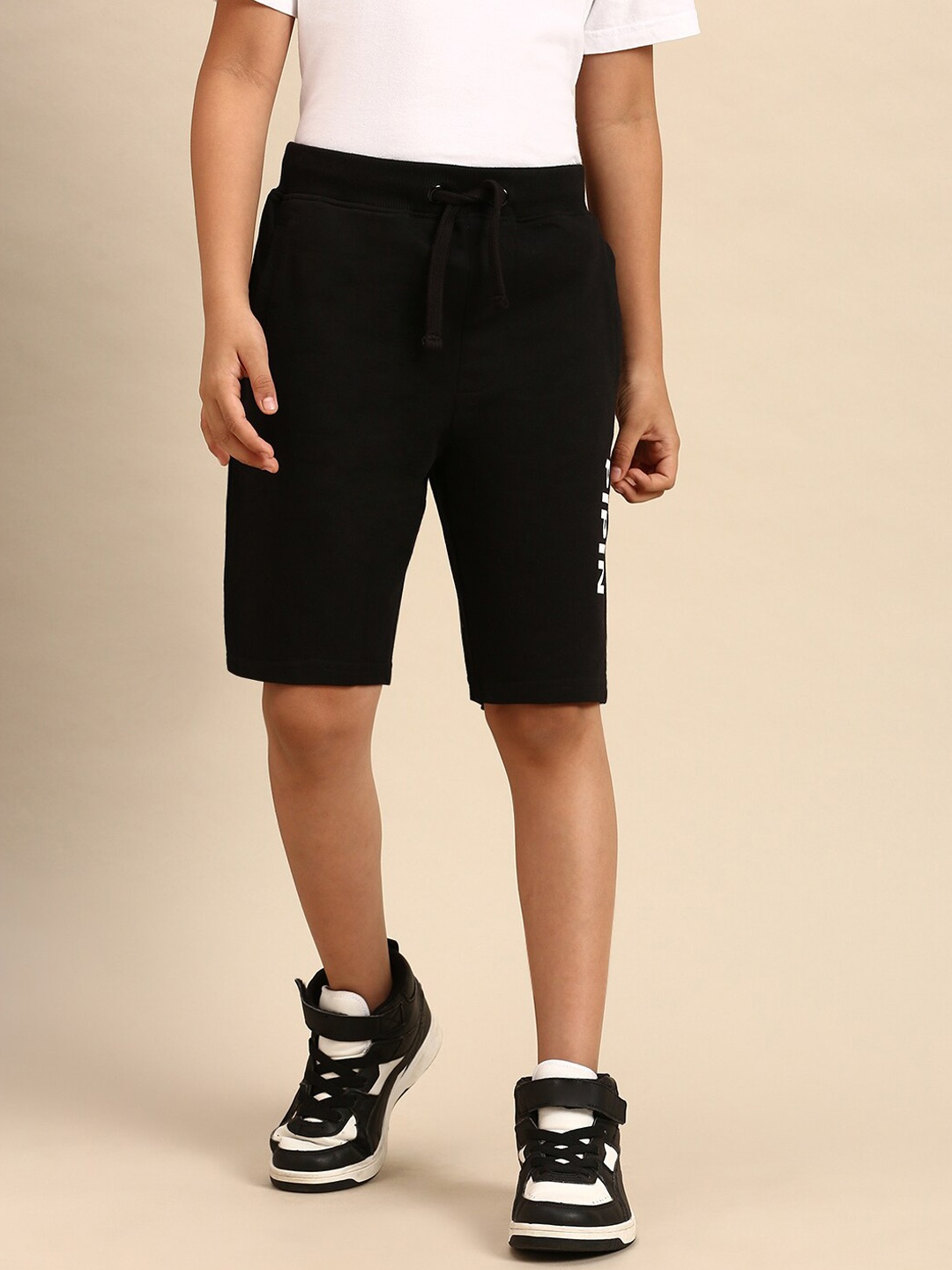 

PIPIN Boys Black Solid Shorts