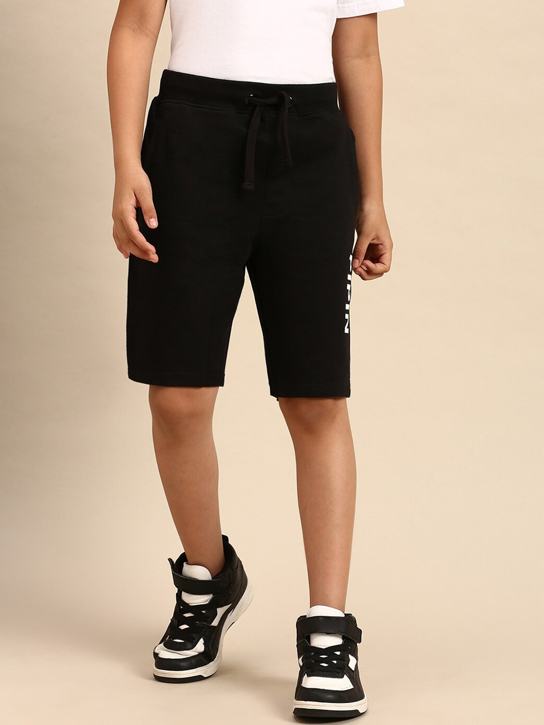

PIPIN Boys Black Solid Shorts