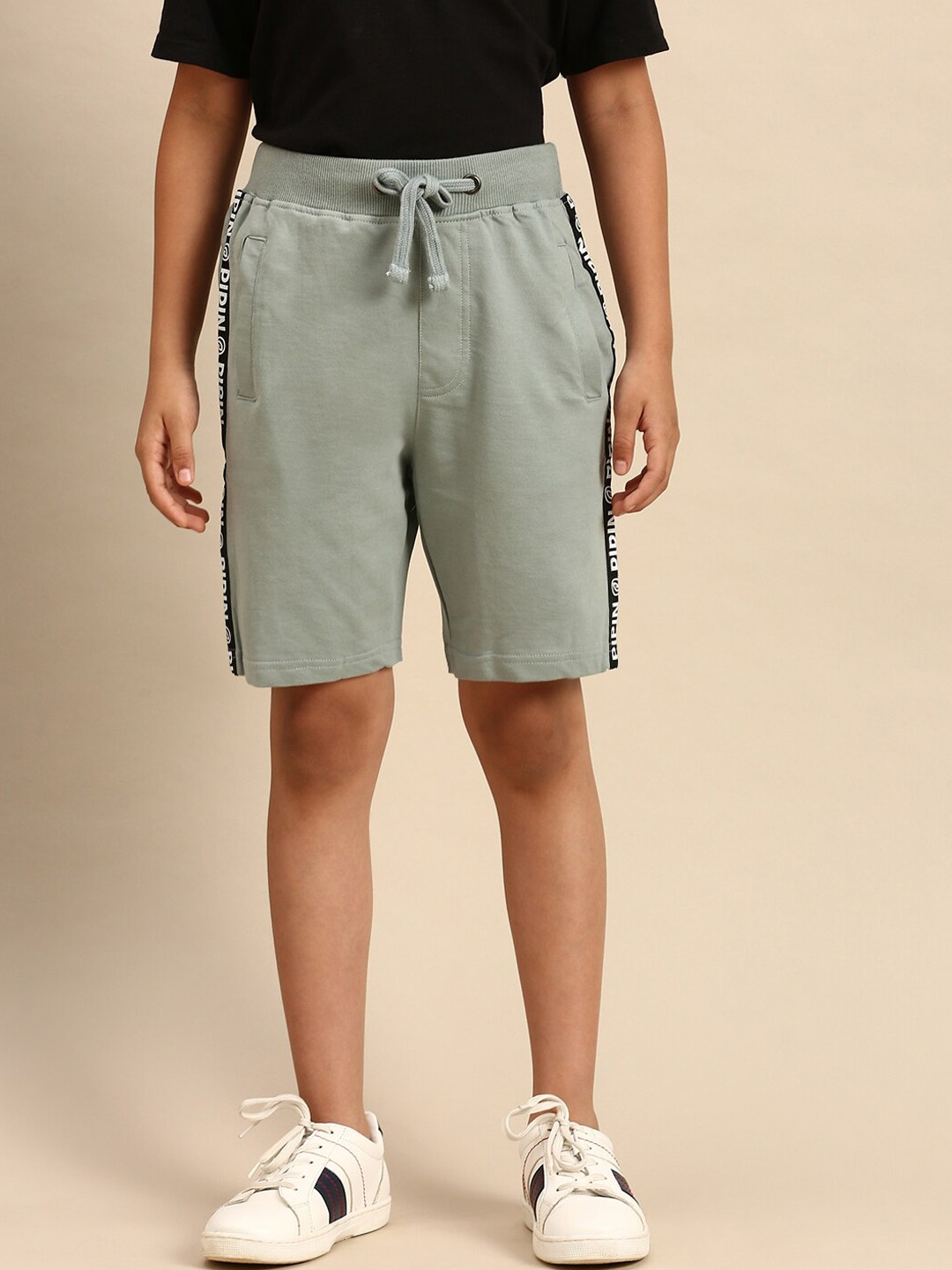 

PIPIN Boys Grey Typography Printed Pure Cotton Shorts