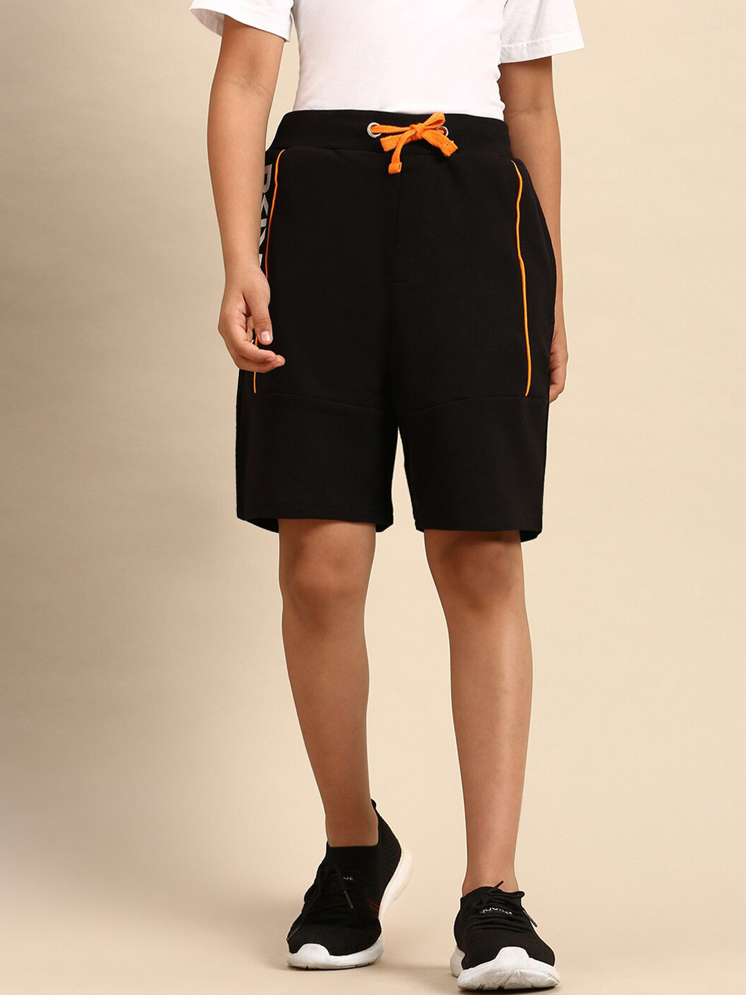 

PIPIN Boys Black Solid Shorts