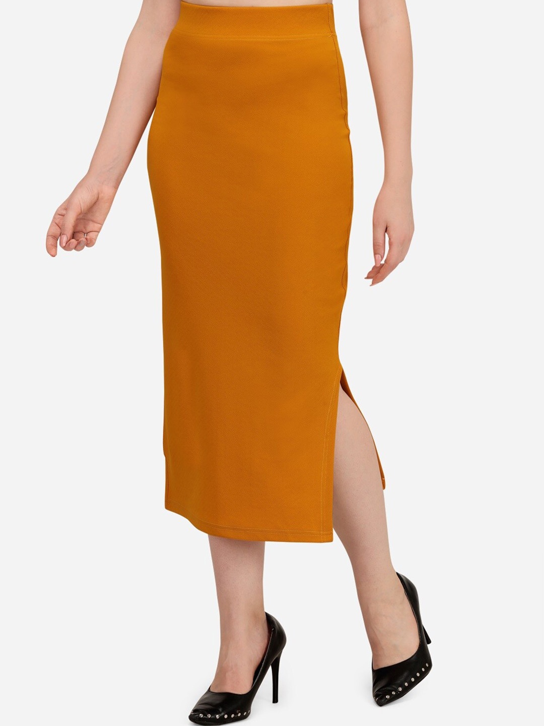 

Wedani Women Mustard Yellow Solid Knitted Saree Shapewear