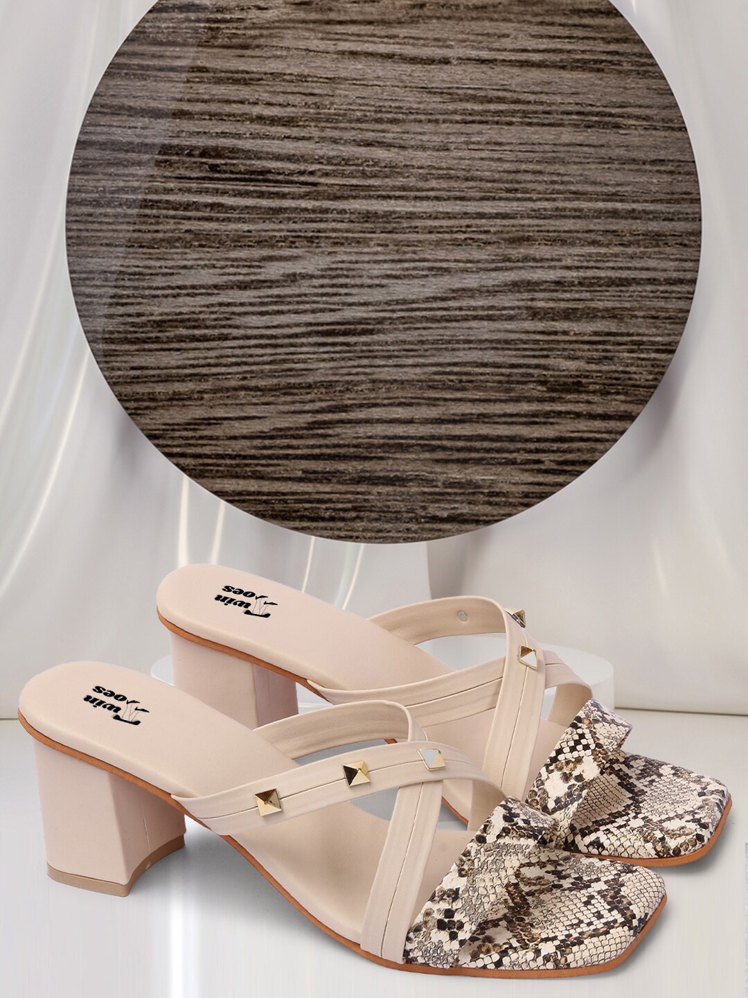

TWIN TOES Beige Block Sandals