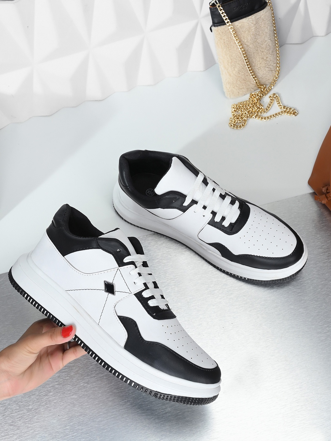 

AfroJack Men Black & White Colourblocked Sneakers