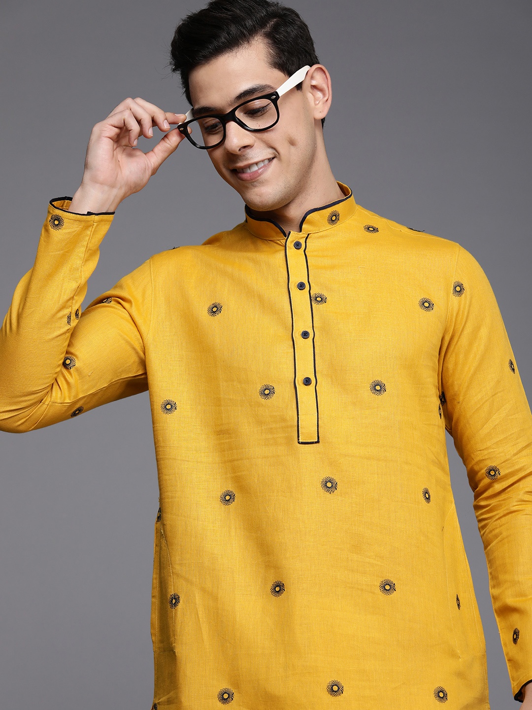 

Manyavar Men Yellow Geometric Thread Work Kurta