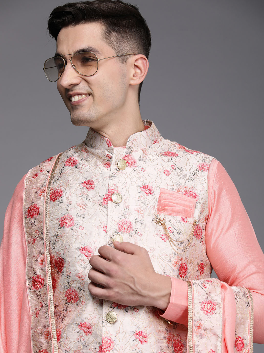 

Manyavar Men Peach-Coloured & Off-White Solid Kurta Set with Nehru Jacket and Dupatta