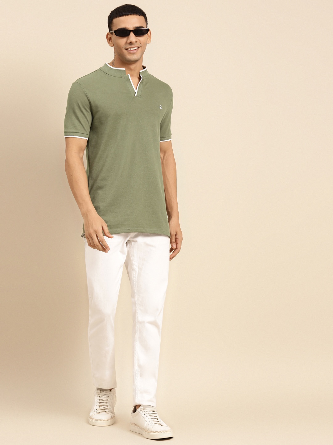 

United Colors of Benetton Men Green Solid Mandarin Collar T-shirt