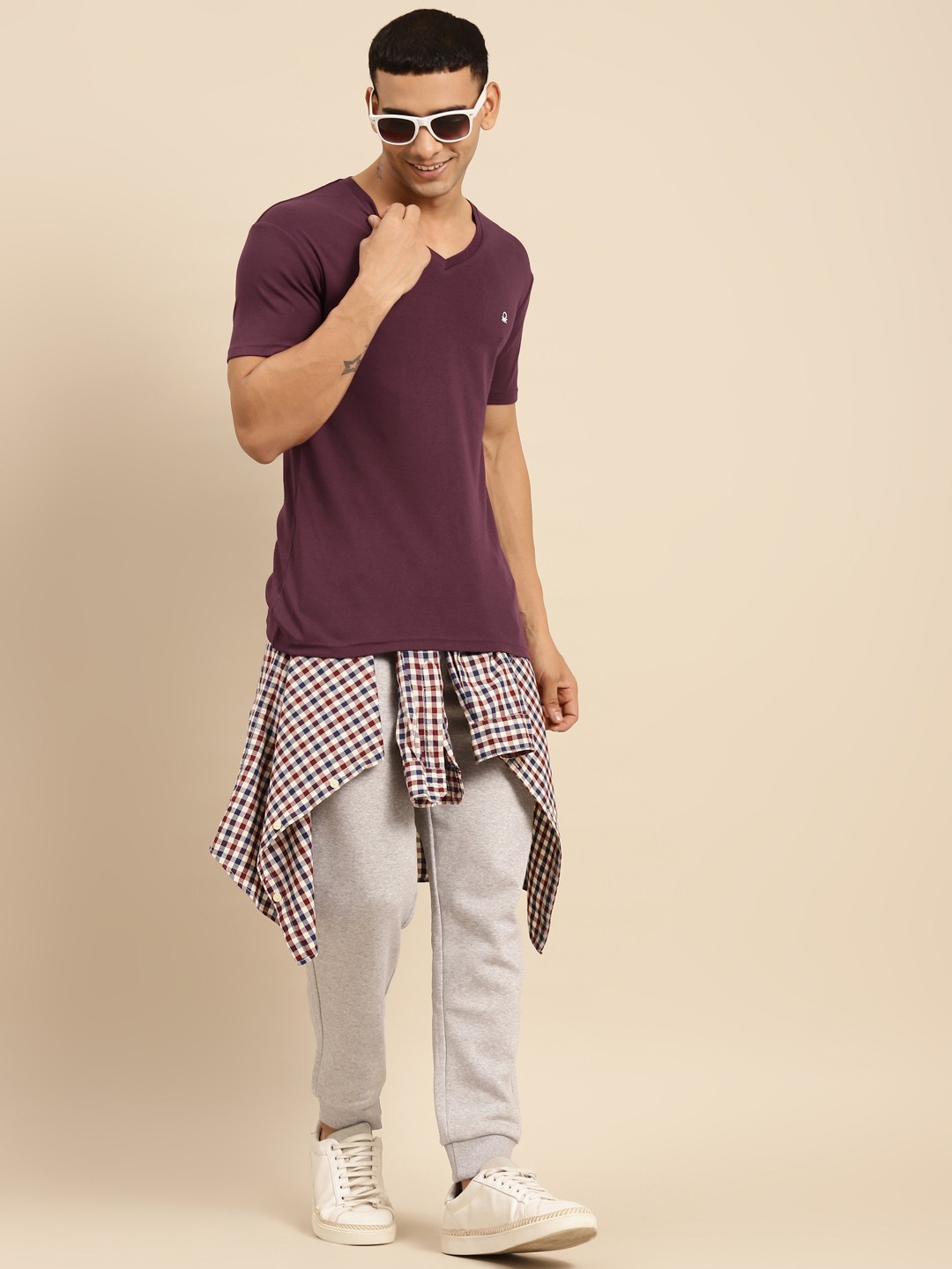 

United Colors of Benetton Men Maroon Solid V-Neck Pure Cotton T-shirt