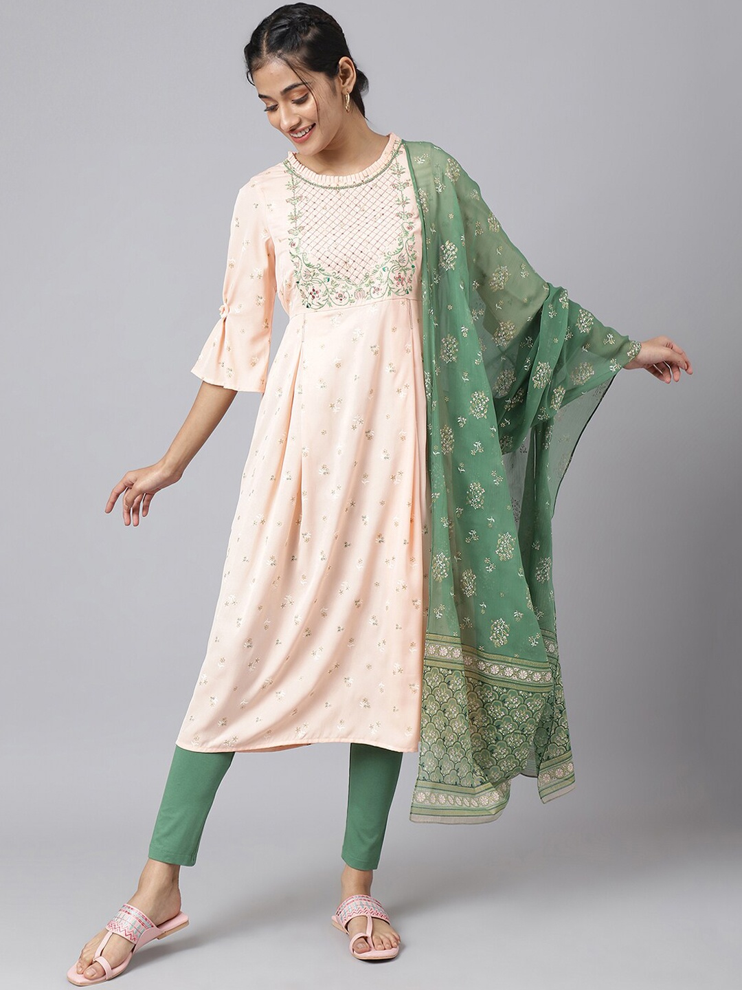 

AURELIA Women Pink Floral Printed Kurta With Dupatta