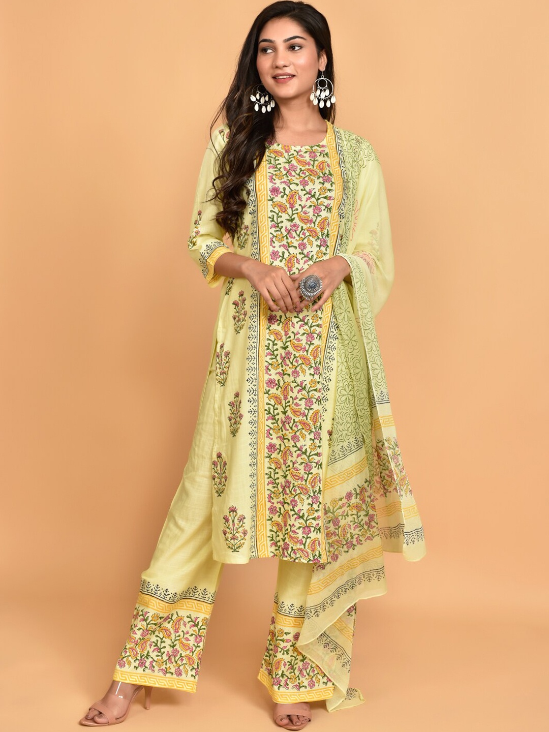 

Wyfees Women Yellow Floral Printed Kurti with Trousers & With Dupatta