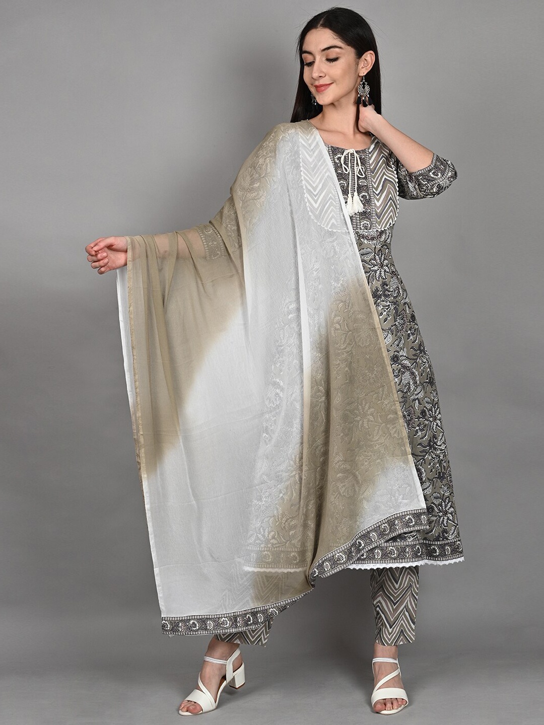 

Wyfees Women Grey Ethnic Motifs Thread Work Pure Cotton Kurta with Trousers & With Dupatta