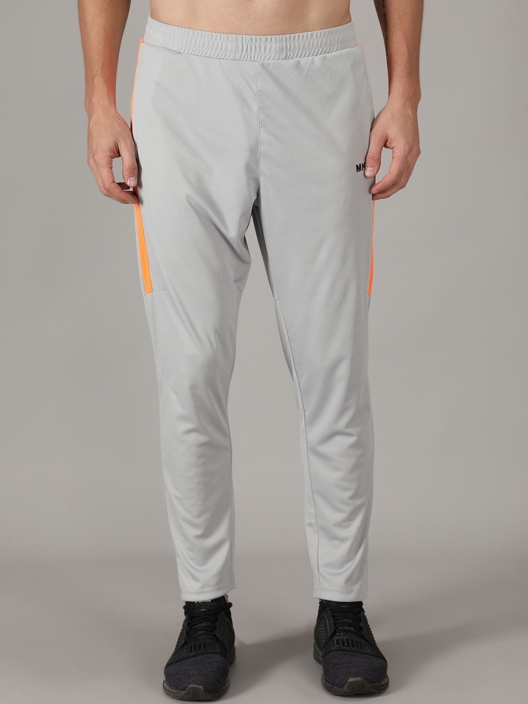 

MKKO Men Grey Solid Slim Fit Track Pants
