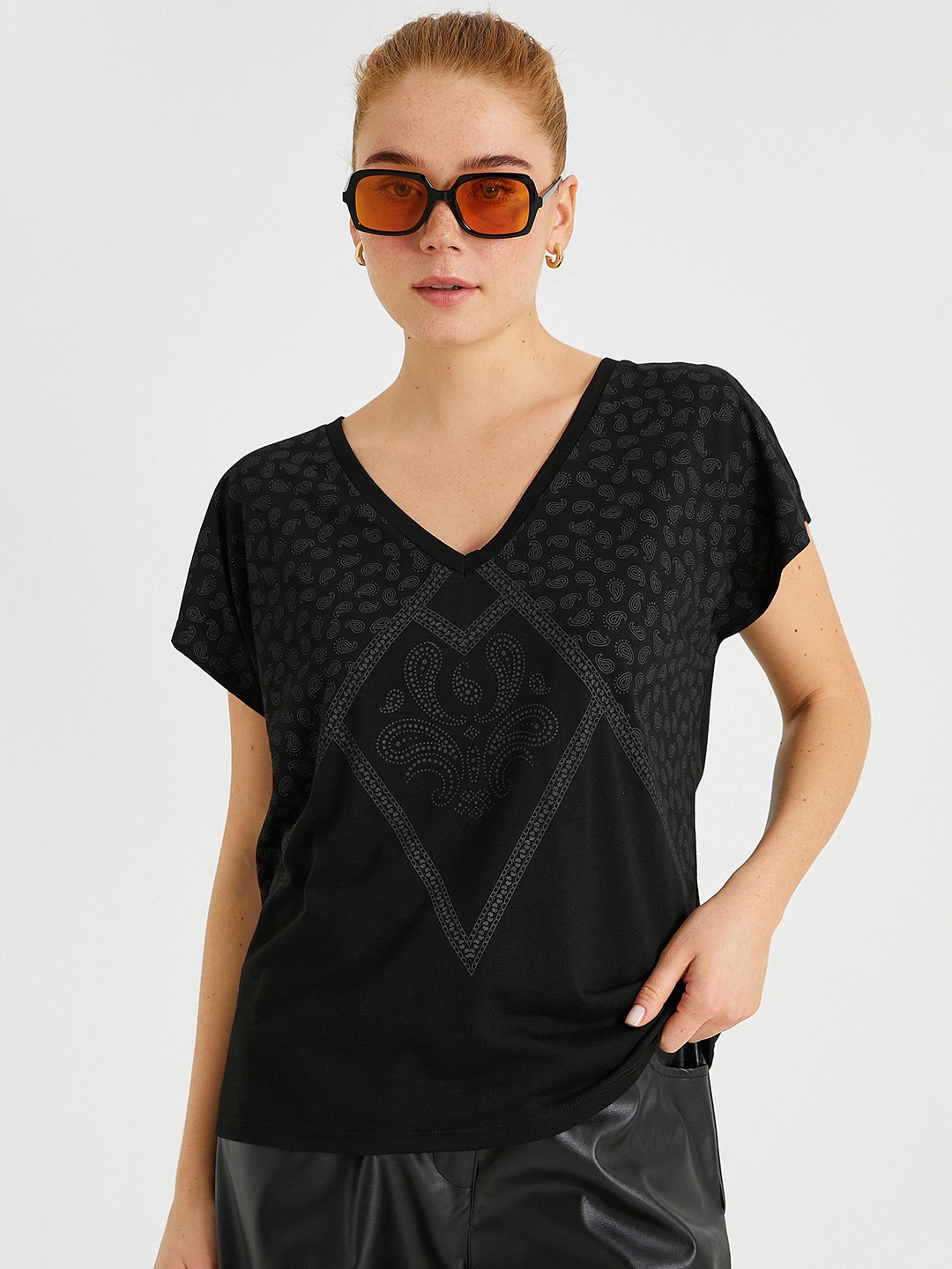 

Koton Women Black & Grey Paisley Printed T-shirt