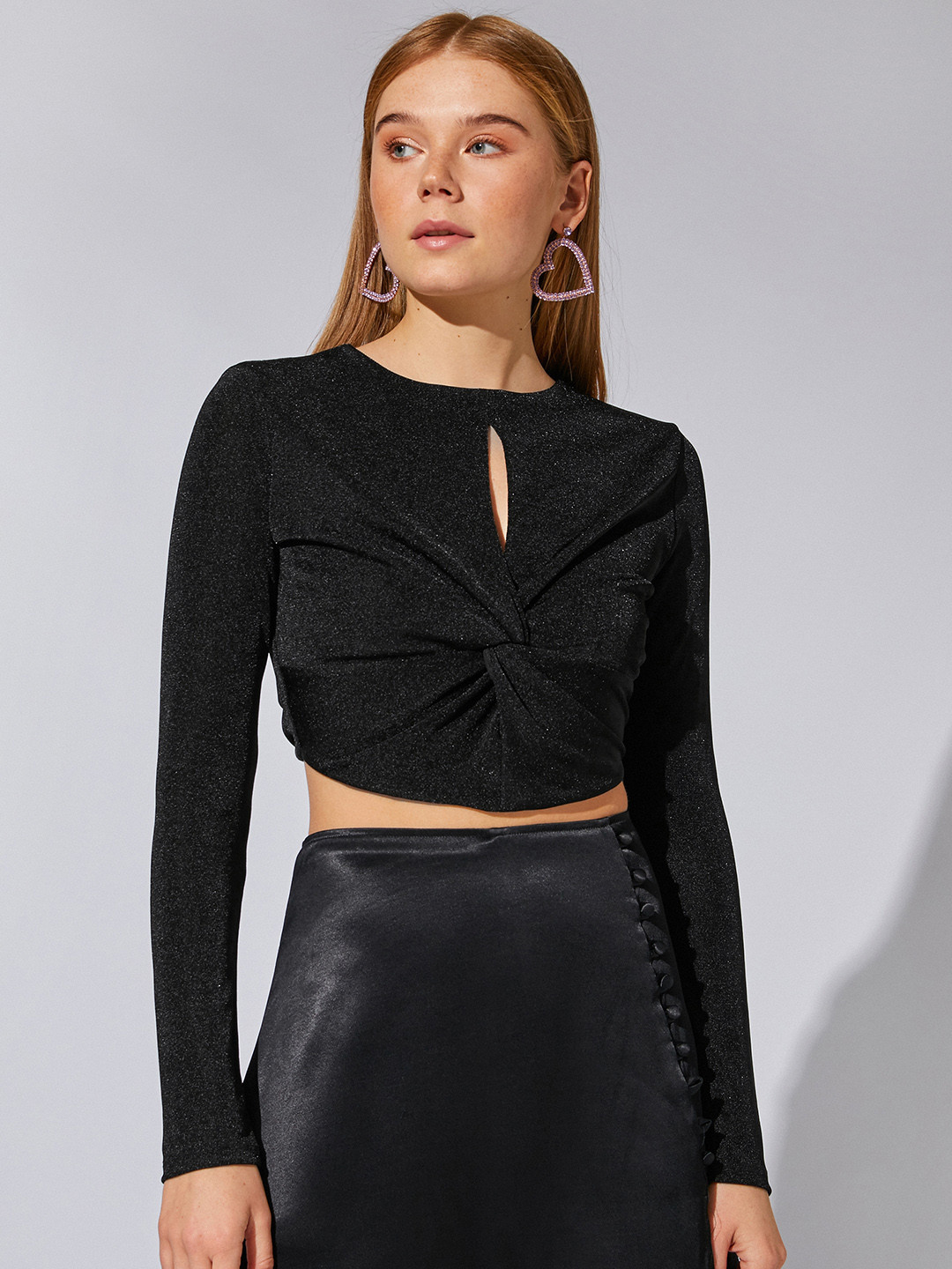 

Koton Black Solid Keyhole Neck Blouson Crop Top
