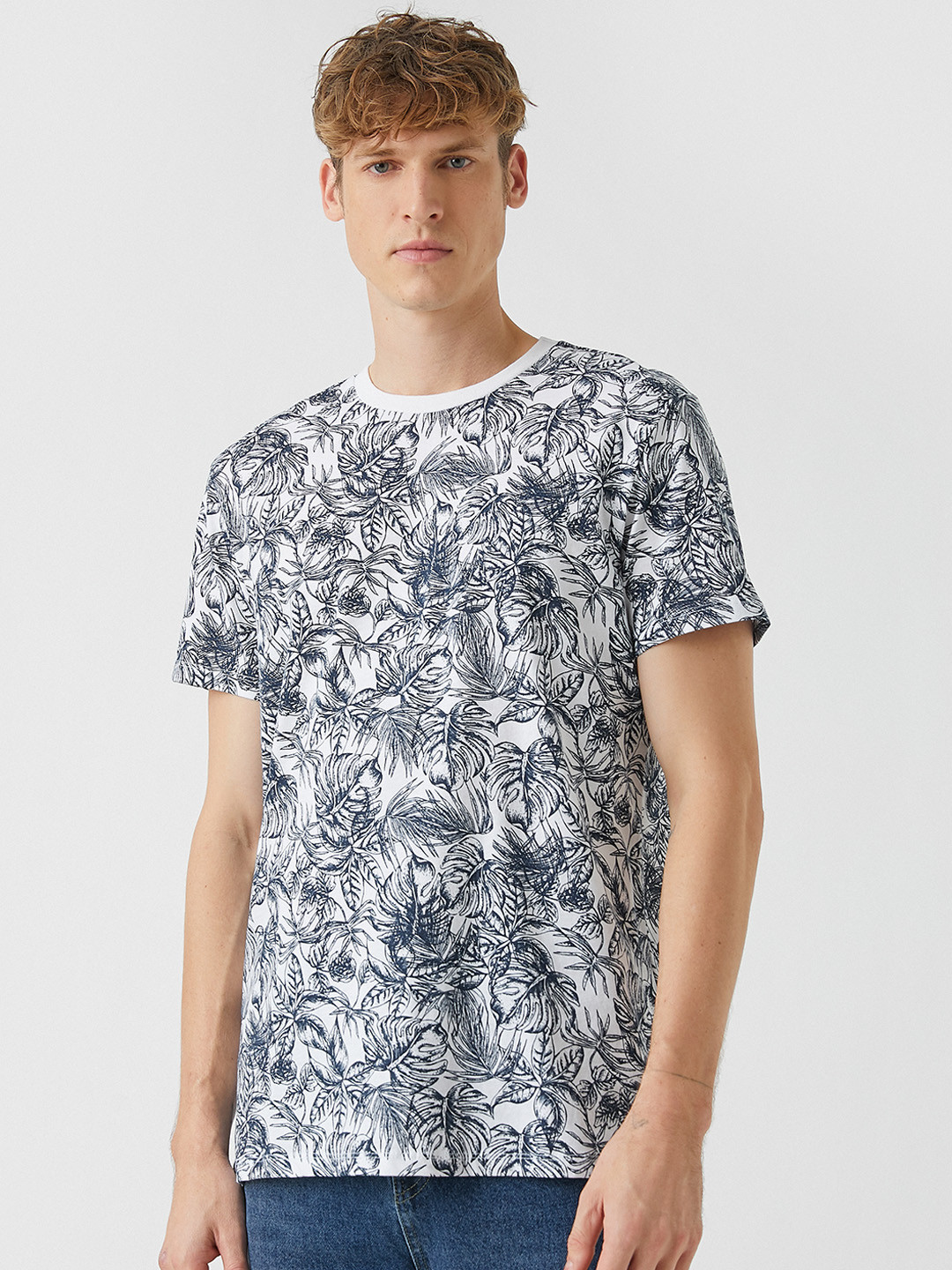 

Koton Men White & Navy blue Floral Printed Pure Cotton Slim Fit T-shirt
