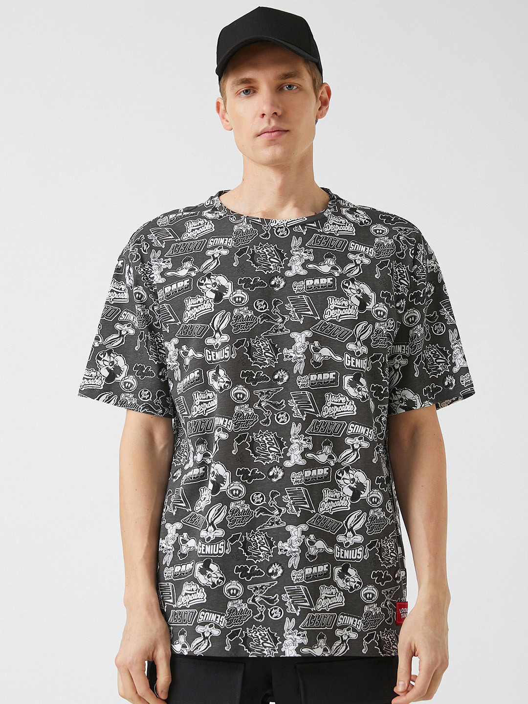 

Koton Men Charcoal Grey & White Looney Tunes Printed Drop-Shoulder Sleeves Cotton T-shirt