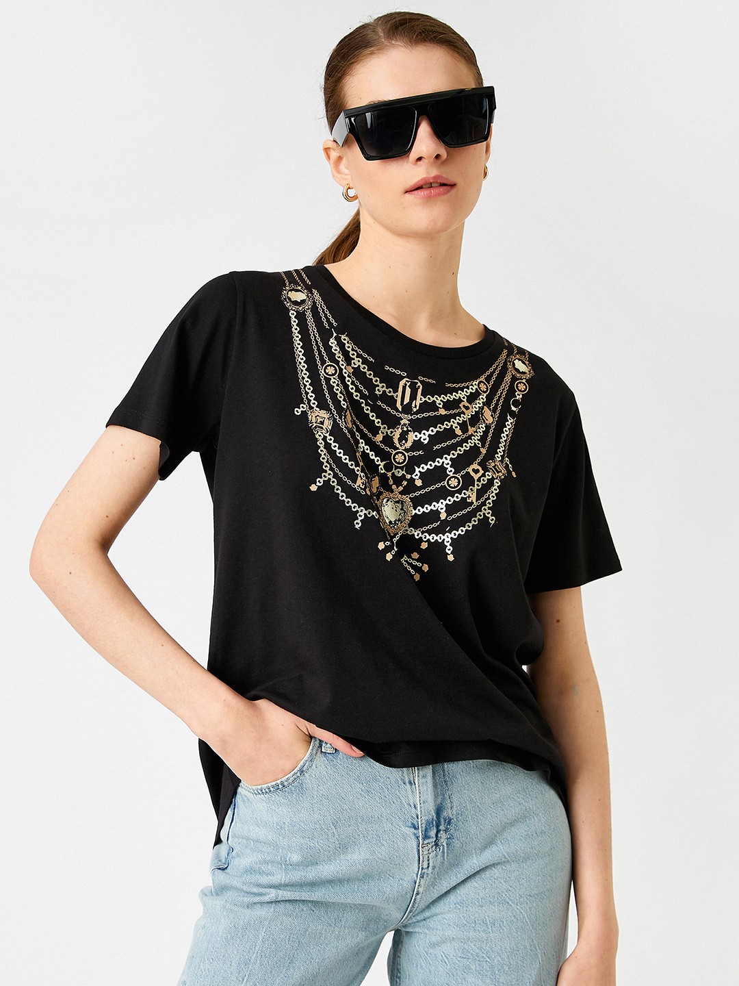 

Koton Black & Golden Geometric Printed Printed Regular Fit T-shirt