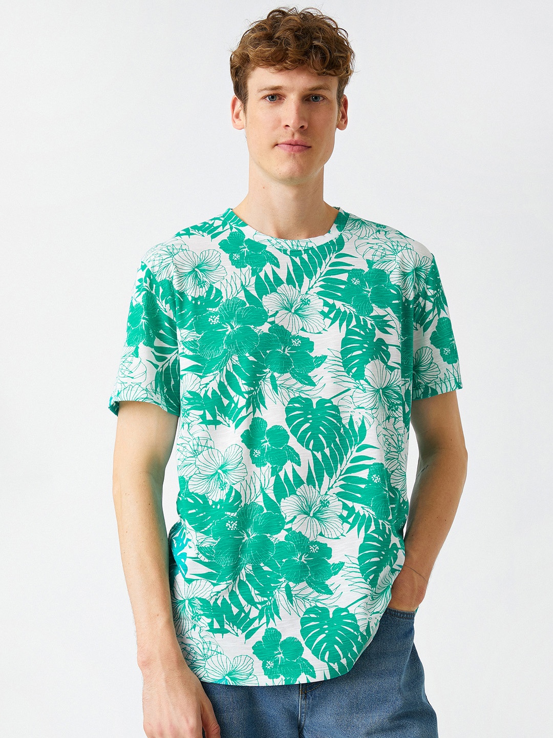 

Koton Men White & Teal Green Floral Printed T-shirt