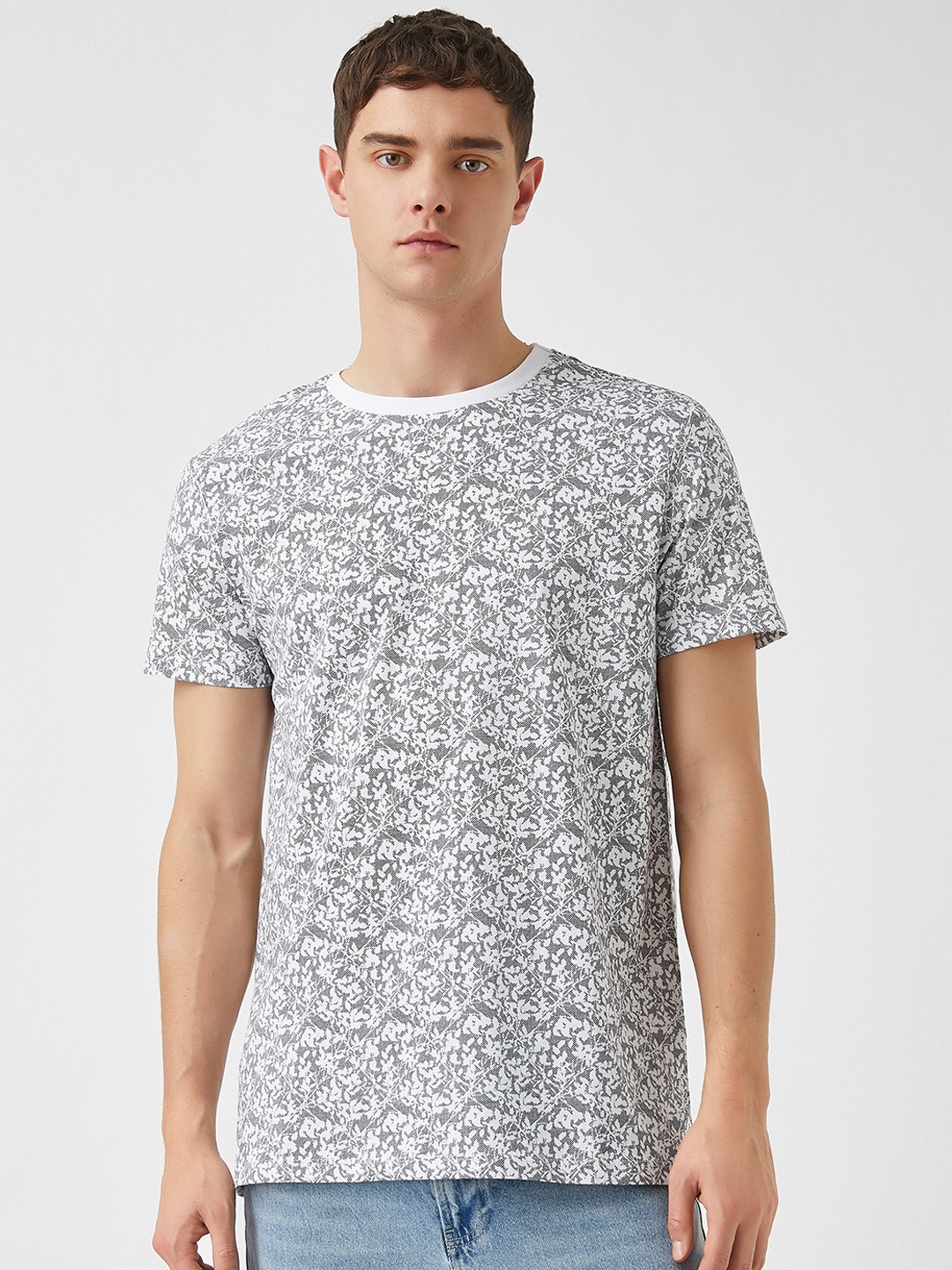 

Koton Men White & Black Floral Printed Pure Cotton Slim Fit T-shirt