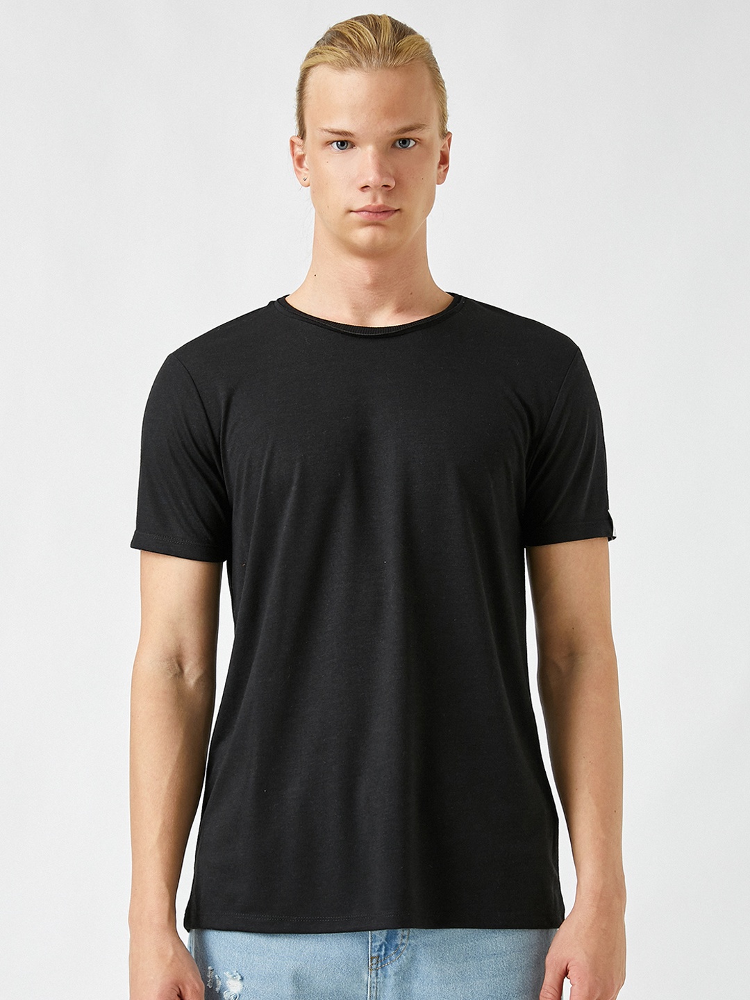 

Koton Men Black Solid Raw Edge Slim Fit T-shirt