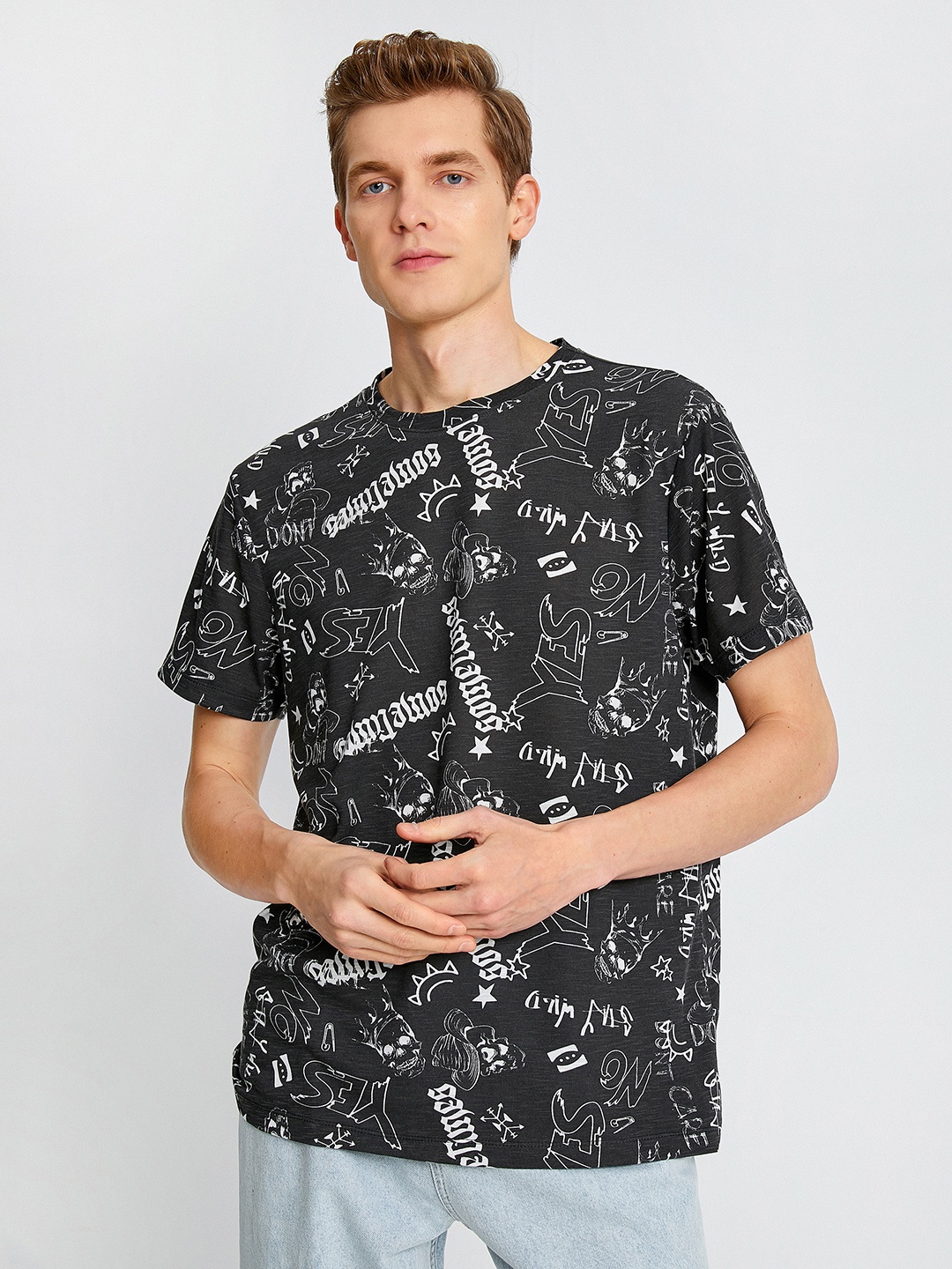 

Koton Men Black & White Typography Printed T-shirt